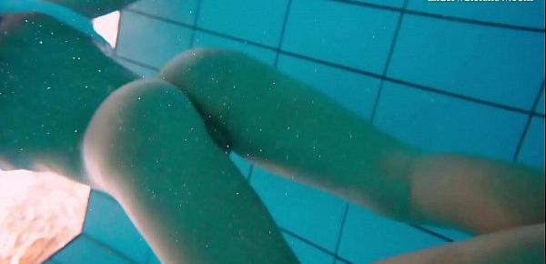  Alla Birtakik shows hot pussy underwater